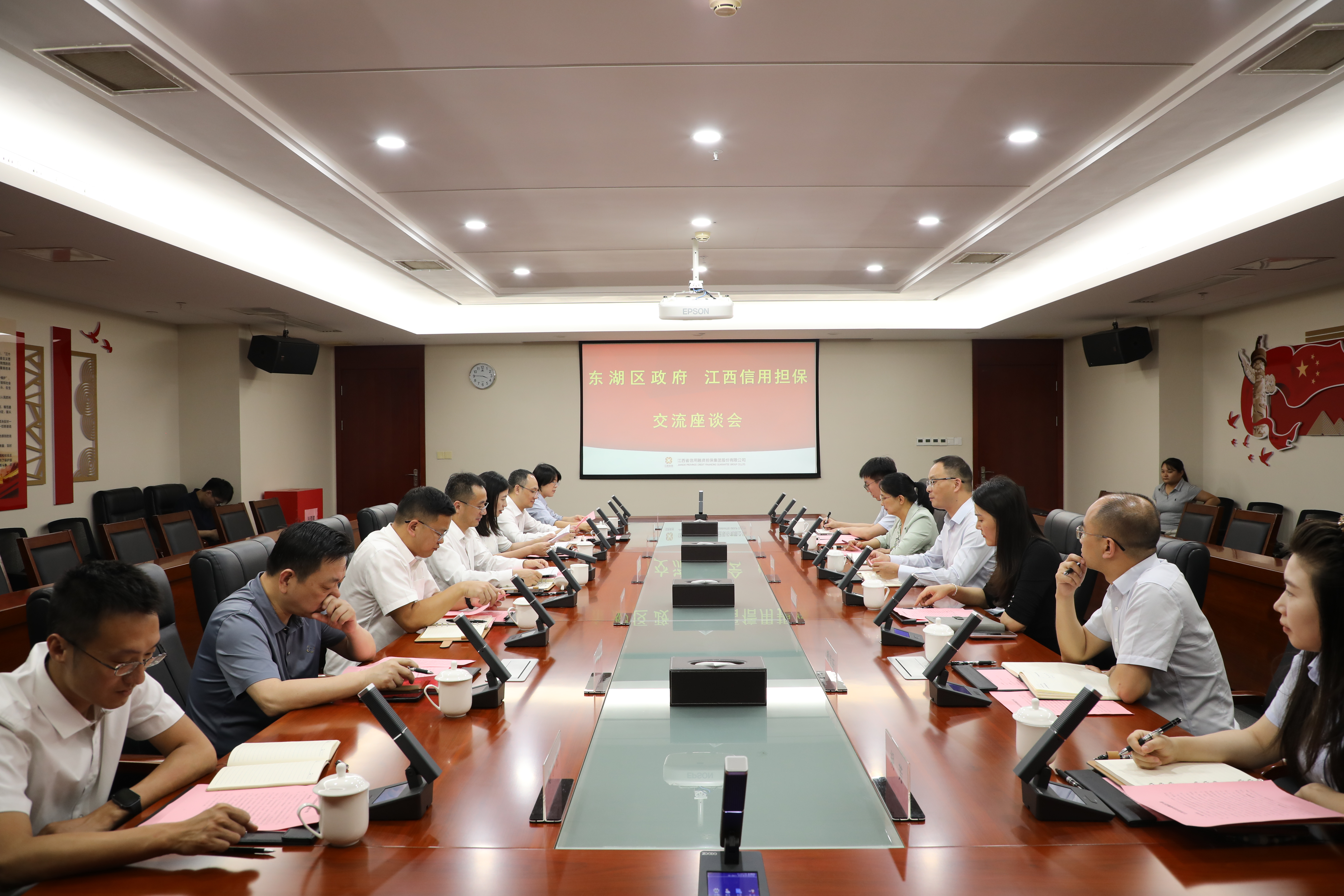 南昌市东湖区区委副书记、代区长邓之武一行到访江西信用担保集团